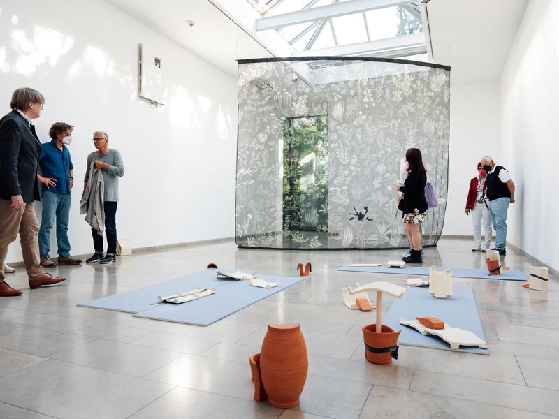 Werke der Ausstellung „Weaving Echoes“ im Gerhard-Marcks-Haus stehen zur Wahl für den Karin Hollweg Preis. Der wird am 14. Juli 2022 verliehen. 