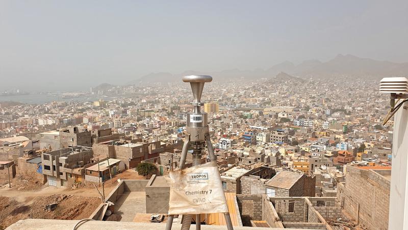 Staubsturm über Mindelo auf der Insel São Vicente am 18. Februar 2022. In der zweitgrößten Stadt der Republik Cabo Verde leben rund 70.000 Menschen.