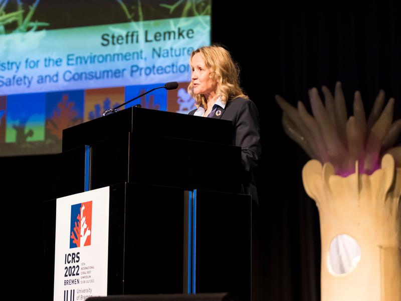  Bundesumweltministerin Steffi Lemke spricht zu den Teilnehmer:innen der 15. Weltkorallenriffkonferenz.