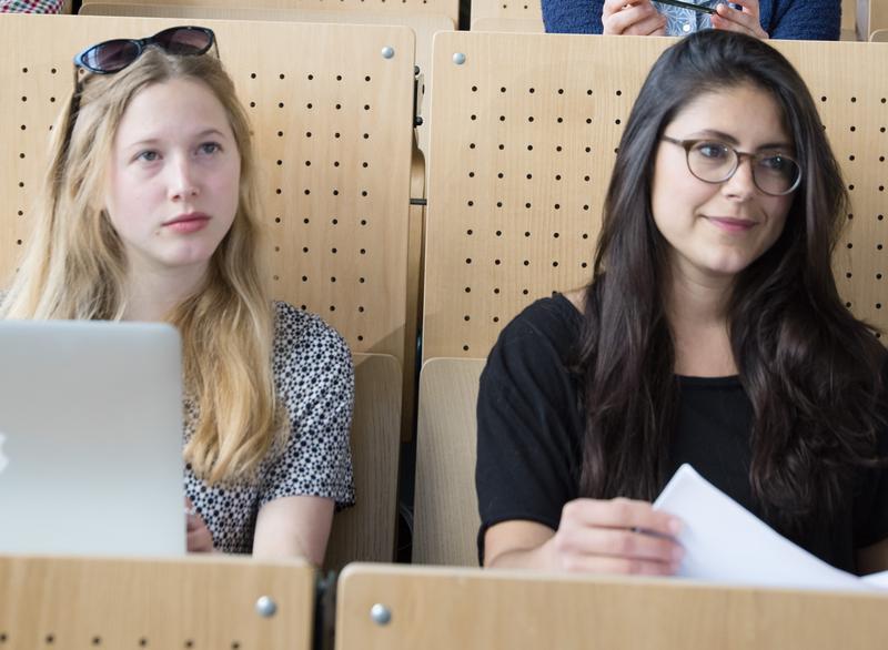 Studentinnen im Hörsaal.