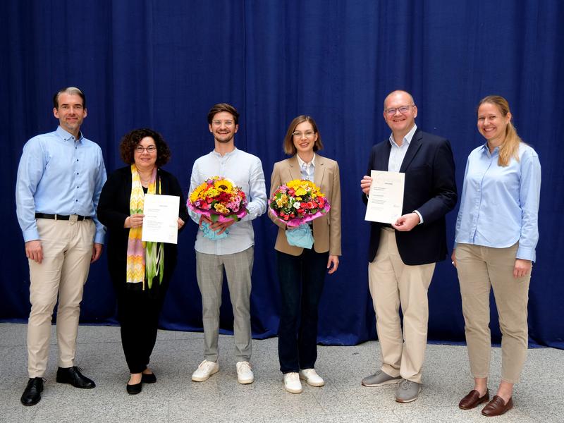 v.l.n.r.: Dekan Prof. Dr. Erik Strauß, Prof. Dr. Sabine Bohnet-Joschko, Jan Haase, Andrea Gerlitz, Prof. Dr. Marcel Hülsbeck und die Kaufmännische Leiterin der Fakultät für Wirtschaft und Gesellschaft, Dr. Heike Schütter. (Foto: UW/H) 