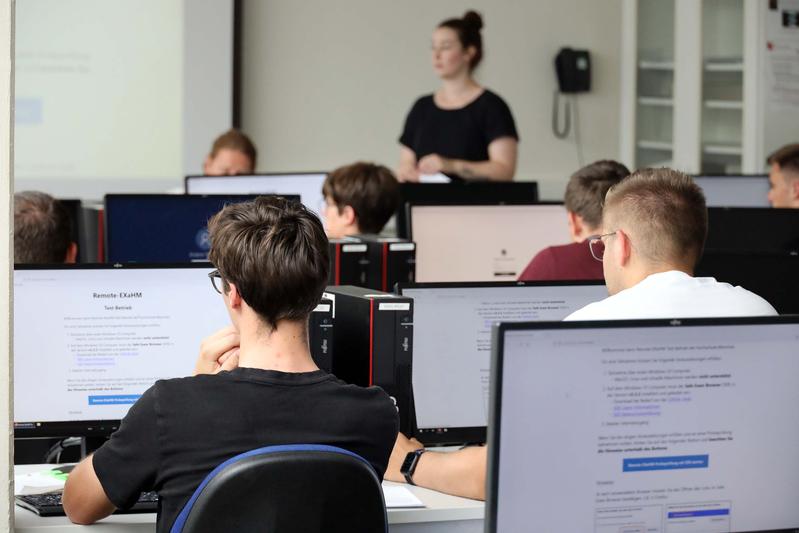 Studierende des Studiengangs „Elektro- und Informationstechnik“ konnten das Programm EXaHM im Juni bereits erfolgreich testen.