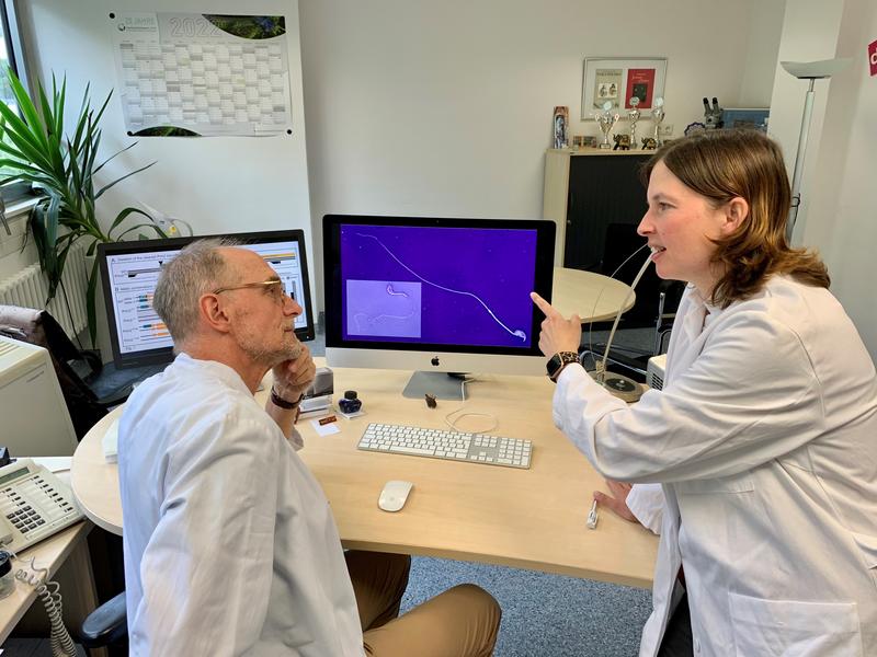 Dr. Lena Arévalo (right) and Prof. Dr. Schorle (left) discussing the results.