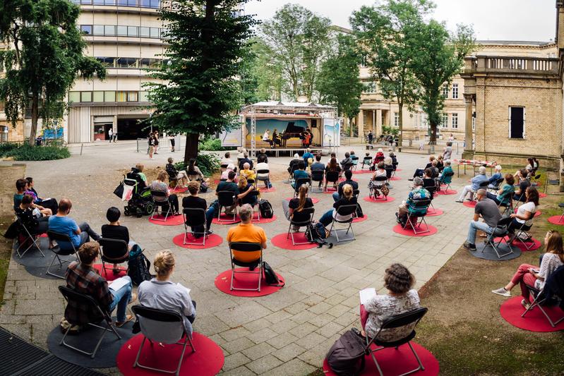 Die Hof-Konzerte der Hochschule für Künste Bremen finden vom 19. Juli bis 25. August 2022 im Hof des Fachbereichs Musik an der Dechanatstraße statt. 