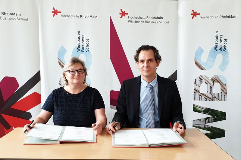 Hochschulpräsidentin Prof. Dr. Eva Waller und Maximilian Meyer zu Schwabedissen, Partner bei Grant Thornton in Wiesbaden, unterzeichnen den Kooperationsvertrag. 