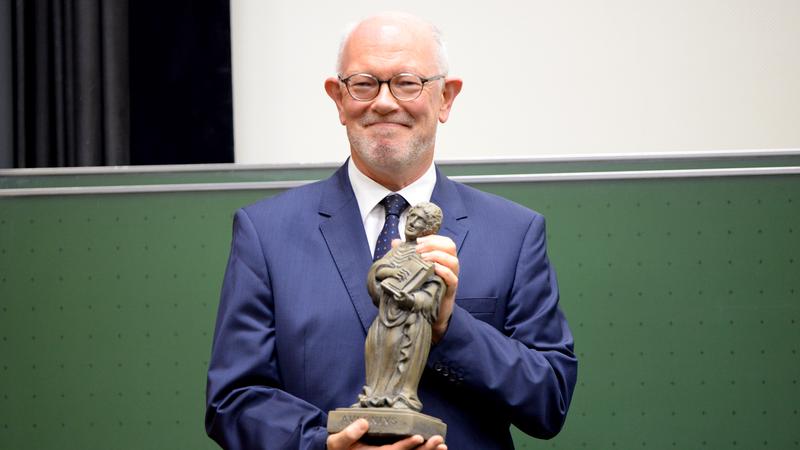 Preisträger Prof. Dr. Gregor Weber mit der Ausonius-Statuette. 