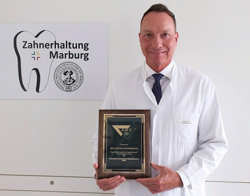 Prof. Dr. Roland Frankenberger zeigt stolz die Urkunde zur Auszeichnung mit dem Ryge-Mahler-Award