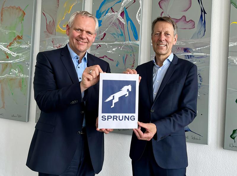 v. l.: Der niedersächsische Wissenschaftsminister Björn Thümler und der Generalsekretär der VolkswagenStiftung, Dr. Georg Schütte, präsentieren das neue Logo von SPRUNG. (Foto: MWK)