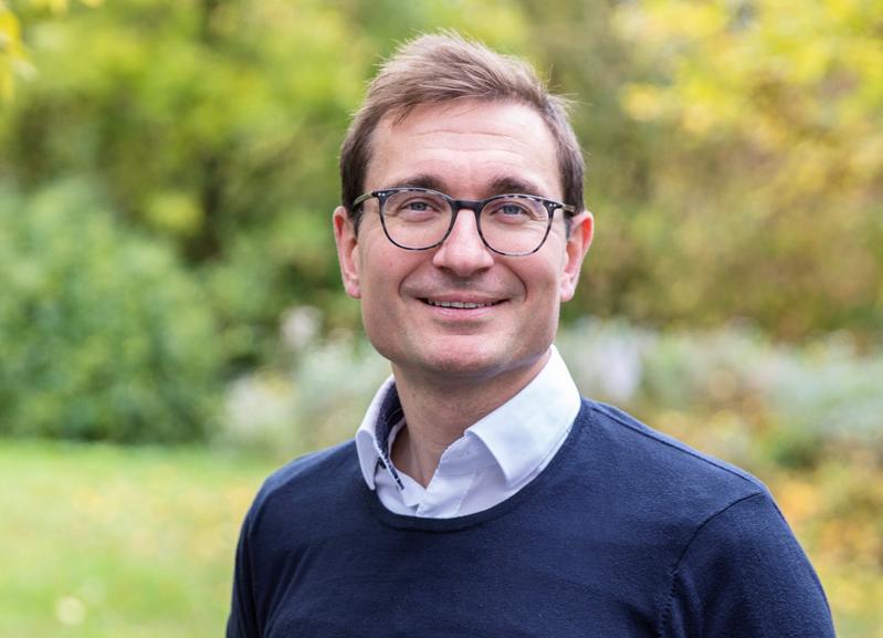 Prof. Dr. Tobias Erb Tobias J. Erb ist Direktor am Max-Planck-Institut für terrestrische Mikrobiologie in Marburg.