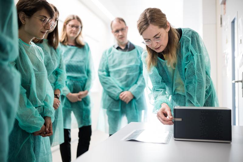 Gesundheitsökonomen des Leibniz-ZEW (links) beim Austausch über miniaturisierte Bildgebungs-Systeme des Forschungsverbunds Leibniz Gesundheitstechnologien.