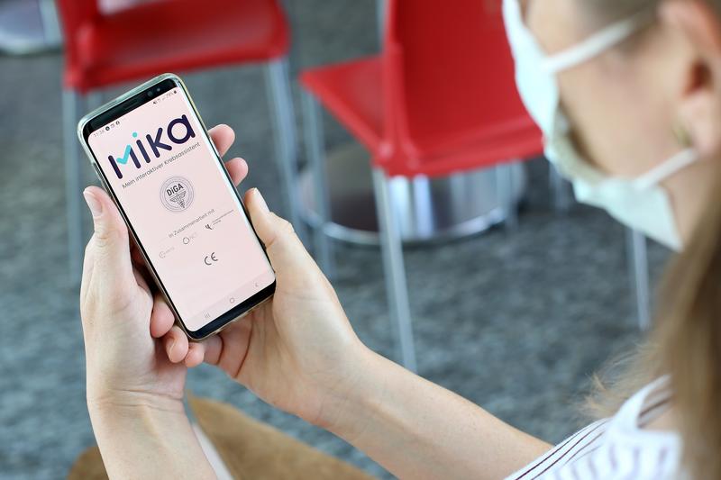 Digitaler Begleiter für Krebspatienten. Die Mika-App ist Begleiter, Mentor und Coach in einem und unterstützt die klinische Arbeit der Experten.
