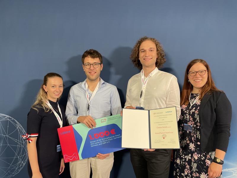 Der Preisträger Clemens Steinek mit einem Teil der ScienceFluencer AG der Junior-GBM (v.l.n.r.: Lena Krämer, Clemens Steinek, Leon Werner, Gudrun Liebscher)