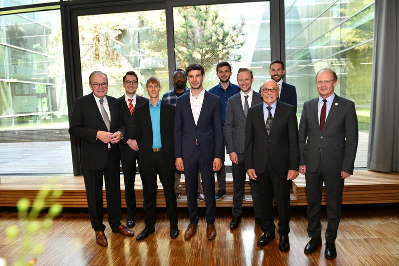 Gruppenbild der Promotionspreisträger, des Medaillenträgers und der Laudatoren