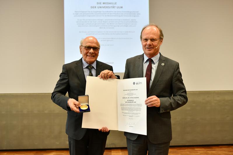 Der langjährige UUG-Geschäftsführer, Dietrich Engmann (links), erhält die Universitätsmedaille von Uni-Präsident Prof. Michael Weber