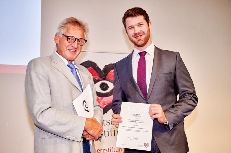 Ausgezeichneter Forscher: Dr. Steffen Pabel (r.) bekommt von Prof. Dr. Armin Welz (l.), Vorsitzender des Wissenschaftlichen Beirats der Deutschen Stiftung für Herzforschung, die Urkunde des Winterstein-Preises überreicht. 