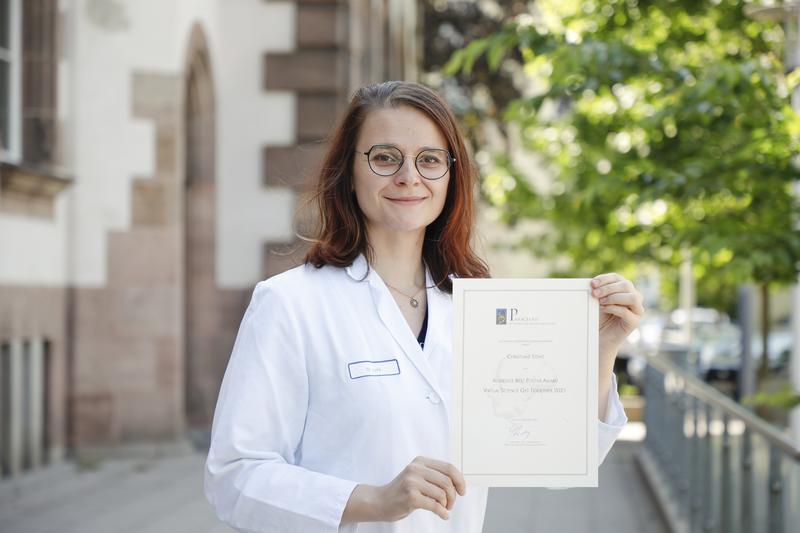 Dr. Christiane Licht mit dem Publikumspreis der Paracelsus Medizinischen Privatuniversität