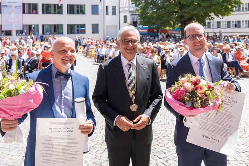 Der Ulmer Oberbürgermeister Gunter Czisch mit dem Wissenschaftspreisträger der THU Prof. Felix Capanni (links) und dem Preisträger der Universität Ulm Dr. Michael Buchholz (rechts). Prof. Klaus Dietmayer war kurzfristig erkrankt