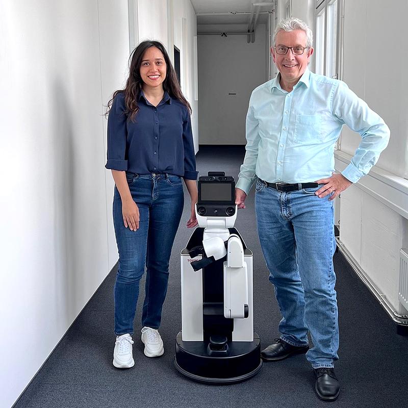 Reihaneh Mirjalili, erste Doktorandin an der Technischen Universität Nürnberg, mit Prof. Dr. Wolfram Burgard, Gründungs-Chair des Departments Engineering