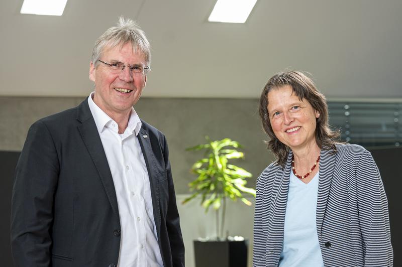 Dr. Kora Kristof (rechts im Bild) und der Präsident des KIT, Professor Holger Hanselka (Foto: Markus Breig, KIT)
