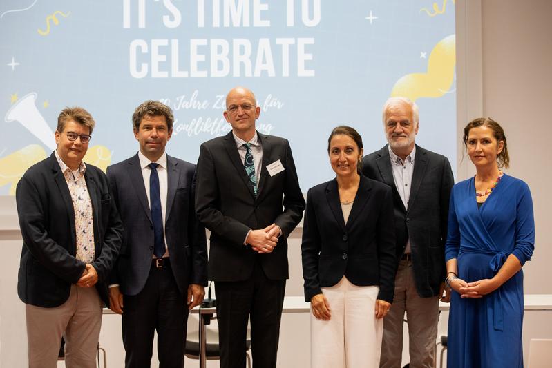 Gruppenfoto vor der Podiumsdiskussion (von links): Sabine Pankuweit, Thomas Nauss, Thorsten Bonacker, Aydan Özoğuz, Hans-Joachim Giessmann, Susanne Buckley-Zistel.