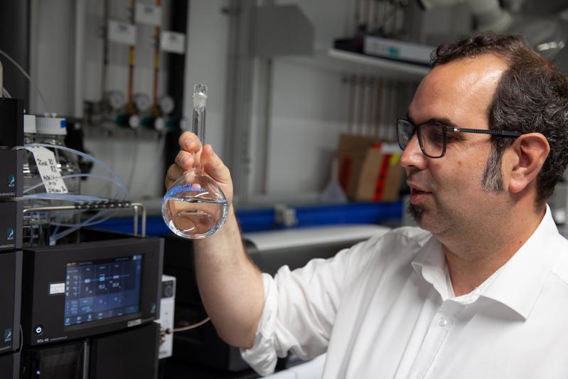 Der Jenaer Wissenschaftler Dr. Patrick Bräutigam untersucht Wasserproben. 