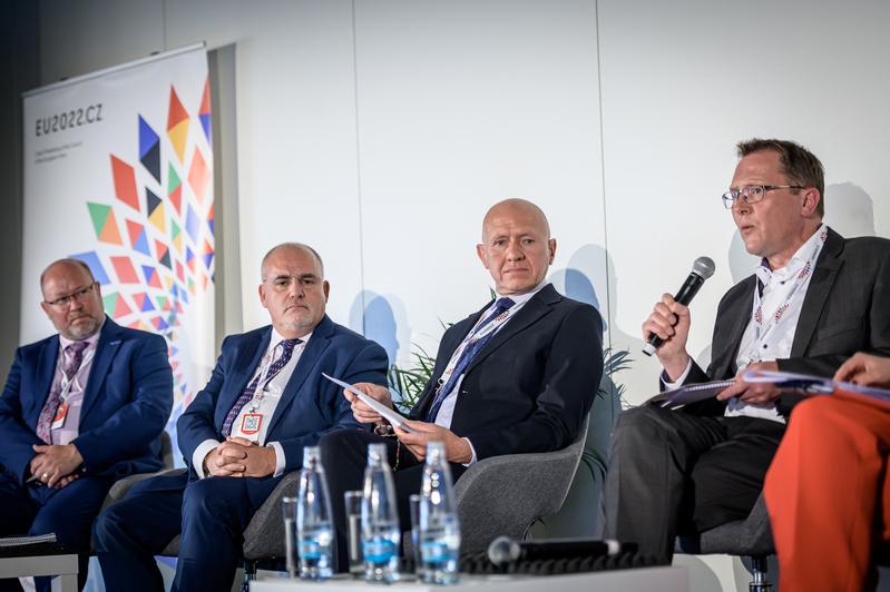 Dr. Frank Osterhoff (Foto rechts) vom DLR Projektträger stellte im Auftrag des BMBF in einem Panel zur praktischen Umsetzung von Synergien den „Synergiendialog“ vor – die zentrale ressortübergreifende Plattform des Ministeriums.