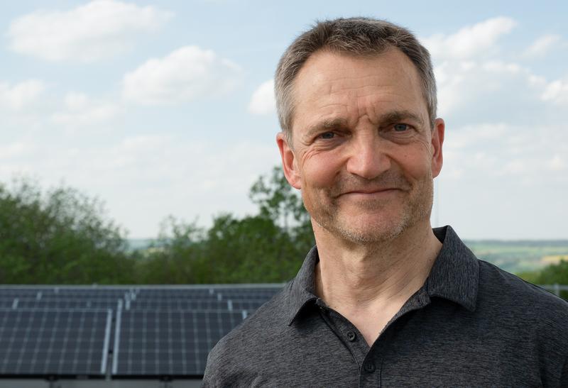 Prof. Dr. Bernd Hüttl im Photovoltaik-Labor auf dem Dach des Zentrums für Mobilität und Energie (ZME) der Hochschule Coburg.