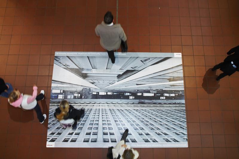 "Stehen bleiben ist der erste Schritt. Depression ist behandelbar." Mit dieser Aussage und einem aufsehenerregenden Foto zieht das "Deutsche Bündnis gegen Depression" in diesen Tagen in der Wandelhalle des Hamburger Hauptbahnhofes Blicke auf sich.