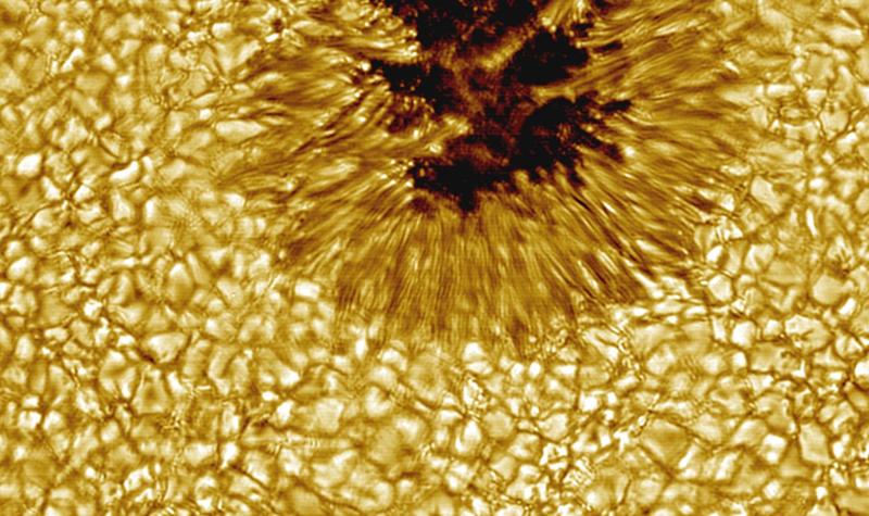 Momentaufnahme der Sonnenoberfläche mit dem wabenförmigen Netzwerk aus Granulen, durch das die im Sonneninnern erzeugte Energie als Sonnenstrahlung austritt 