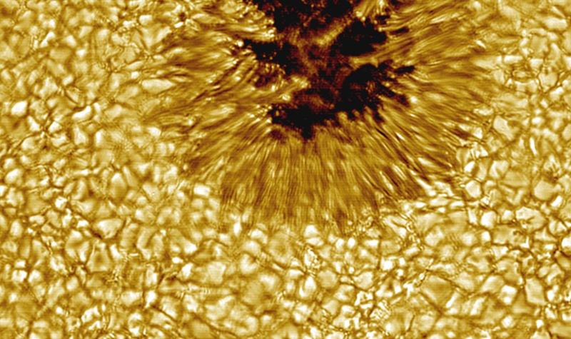 Momentaufnahme der Sonnenoberfläche mit dem wabenförmigen Netzwerk aus Granulen, durch das die im Sonneninnern erzeugte Energie als Sonnenstrahlung austritt 