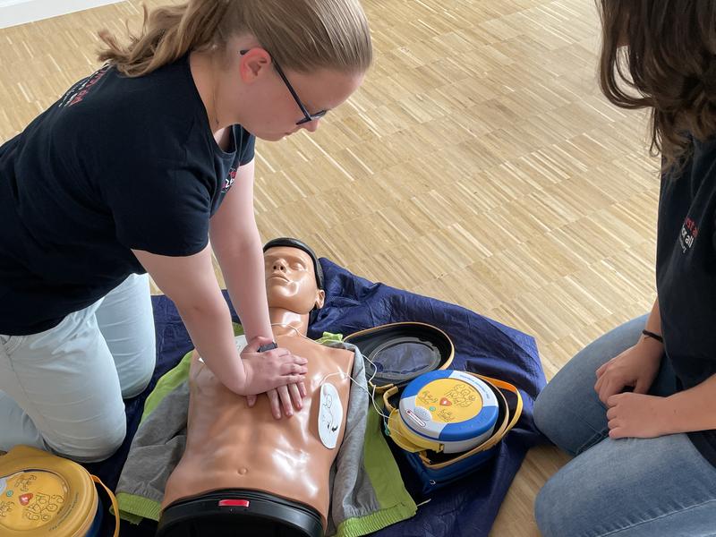Medizin-Studierende engagieren sich im Projekt „First Aid For All“, damit Reanimation und Erste Hilfe selbstverständlicher wird. Auf dem Foto demonstrieren Annika Link (l.) und Vivien Hornawsky (r.) an einer Reanimationspuppe die Herzdruckmassage. 