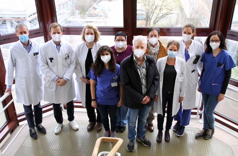 Erste Tübinger Patient und Behandlungsteam: Prof. Thomas Gasser, Dr. Benjamin Röben, Dr. Isabel Wurster, Gabriela Ragusa, Tanja Heger, Patient Hans-Jürgen Maurer, seine Ehefrau Brigitte Maurer, PD Dr. Kathrin Brockmann, Franca Fries und Susanne Solbrig