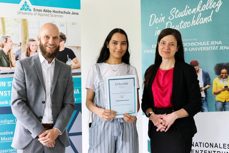 Prof. Dr. Mario Brandtner, Vizepräsident EAH Jena, Imane Bentouhami, Absolventin des Internationalen Studienzentrums, Dr. Nicole Svensson, Leiterin des Studienzentrums (v.l.)