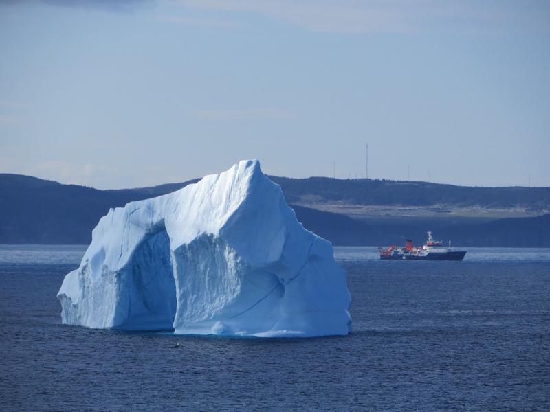 Das Forschungsschiff MARIA S. MERIAN verlässt 2014 den Hafen von St. Johns‘ (Kanada). Auf der Expedition MSM 39 (2014) hat Lars Max als Fahrtteilnehmer zusammen mit anderen Forschenden das Material für diese Studie gewonnen. 