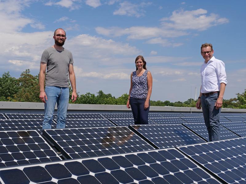 Prorektor Prof. Dr. Robert Pawlowski (r.) mit dem neuen Klimaschutzmanager der HKA Géza Solar (l.) und Selma Janssen, Nachhaltigkeits- und Energiemanagerin der Hochschule (m.), bei einer Photovoltaikanlage auf dem Dach eines Hochschulgebäudes