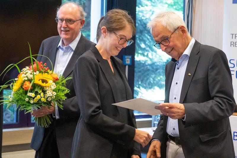 Die Preisträgerin Dr. Melanie Braun mit Prof. Dr. Klaus Töpfer (r.), ehemaliger Bundesumweltminister, und Prof. Dr. Joachim von Braun (l.), Sprecher des Transdisziplinären Forschungsbereichs "Sustainable Futures".