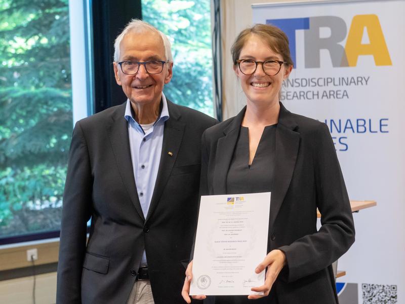 Bodenkundlerin Dr. Melanie Braun und Prof. Dr. Klaus Töpfer, Namensgeber des Klaus-Töpfer-Forschungspreises der Universität Bonn.