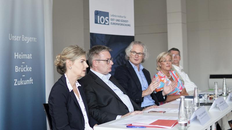 Von links:  Prof. Dr. Katrin Boeckh, IOS - Josef Zellmeier, MdL, LM der Karpatendeutschen (Slowakei) - Prof. Dr. Ulf Brunnbauer, IOS -Sylvia Stierstorfer, MdL, Beauftragte der Bayerischen -  Paul Hansel, Bund der Vertriebenen