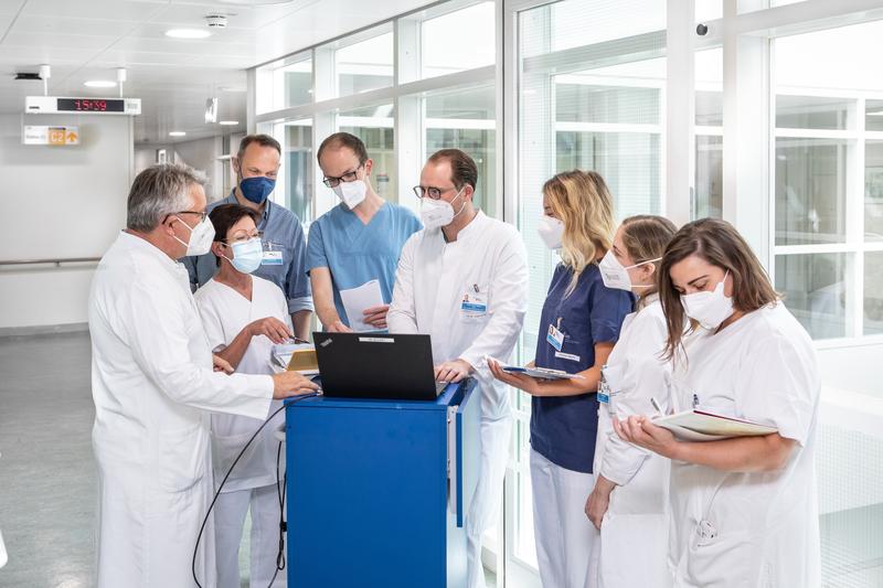 Interprofessioneller Austausch bei der Tumorvisite auf der HNO-Station.