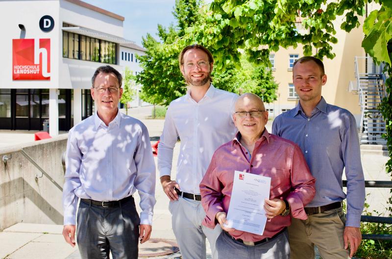 v.l.: Hochschulpräsident Prof. Dr. Fritz Pörnbacher, Benedikt Häring (Geschäftsführer ringbach GmbH), Prof. Dr. Walter Fischer (Projektleitung an der Hochschule Landshut), David Kelnhofer (Gesamtprojektleitung ringbach GmbH)