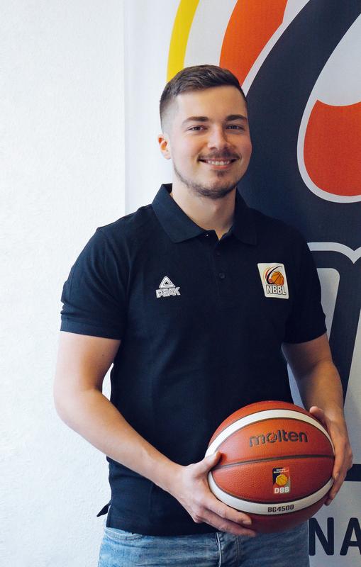 Hendrik Scheler, Marketing-Manager bei der Nachwuchs- und Jugend-Basketball-Bundesliga gGmbH, erhält das DOSB-Stipendium 2022 für das MBA-Studium Sportmanagement an der Friedrich-Schiller-Universität Jena.