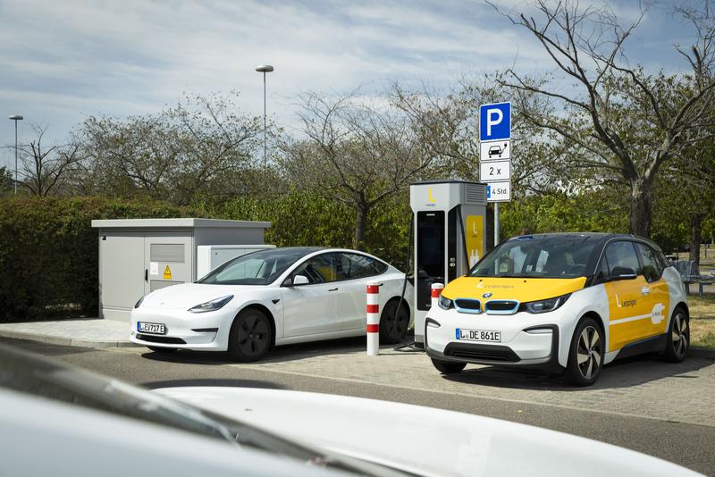 Die HPC-Schnellladesäule auf dem Parkplatz des Leipziger Paunsdorf Centers.