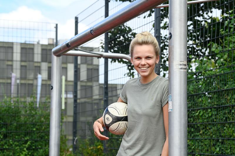 Johanna Burre untersuchte Ungleichheiten und auch Diskriminierungen, denen Mädchen und Frauen im Fußball-Leistungssport begegnen. Hilfreich ist dabei auch Ihre pädagogische Tätigkeit bei einem Bundesliga-Fußballverein gewesen.