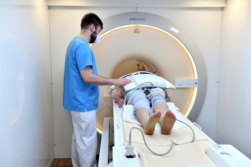 Eine Patientin wird im „HerzCheck“-MRT-Trailer untersucht 