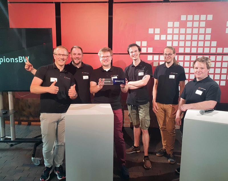 Die aurivus-Gründer Martin Bach (ganz links) und Dr. Stefan Hörmann (3.v.l.) freuen sich inmitten ihres Entwicklerteams über die Auszeichnung als „KI-Champions BW“