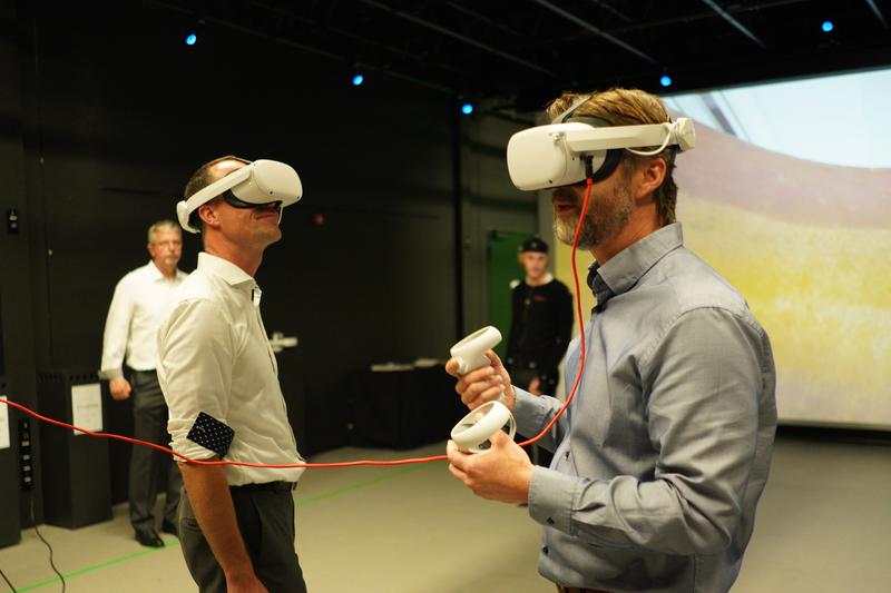 Minister Clemens Hoch im Virtual Reality Labor der Hochschule Kaiserslautern