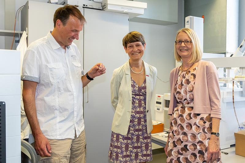 Prof. Karsten Hiller (BRICS) mit TU-Präsidentin Prof. Angela Ittel und PTB-Präsidentin Prof. Cornelia Denz. 