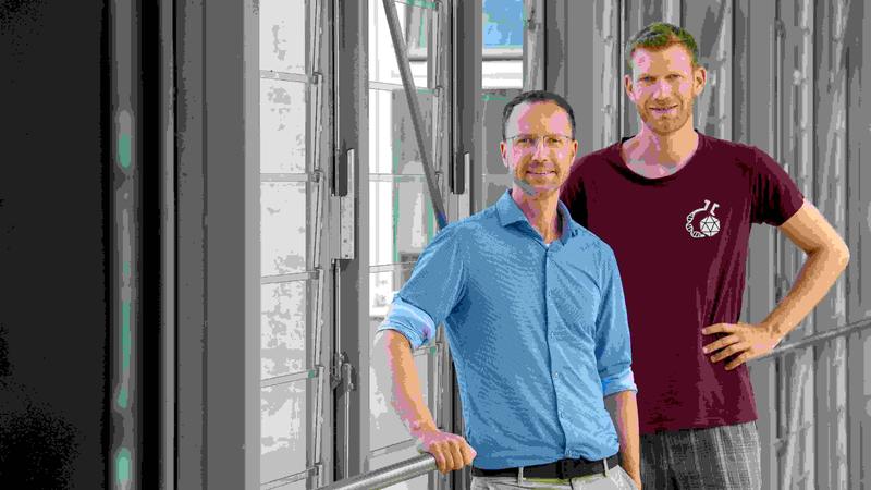 Prof. Gil Westmeyer (l.) und sein Forschungsteam hat in Zusammenarbeit mit Kilian Vogele (r.) und dem Start-up Invitris ein neues Verfahren entwickelt, mit dem sich kontrolliert Bakteriophagen für therapeutische Zwecke herstellen lassen. 