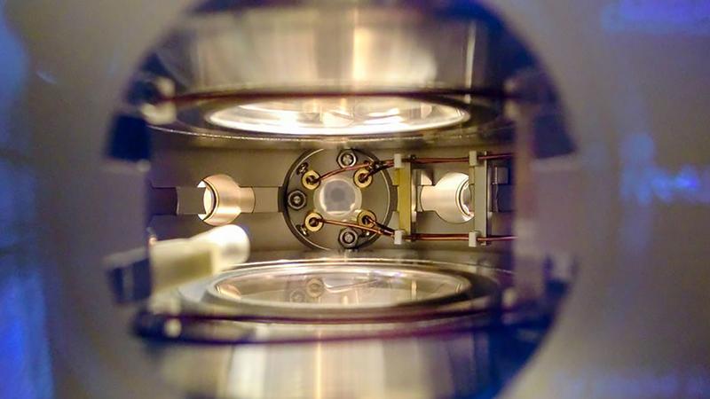 Einblick in die Hauptvakuumkamer des NaK-Molekülexperiments. In der Mitte werden vier Hochspannungskupferdrähte zu einer Ultrahochvakuum-Glasküvette geführt, in der die ultrakalten polaren Moleküle erzeugt wurden.