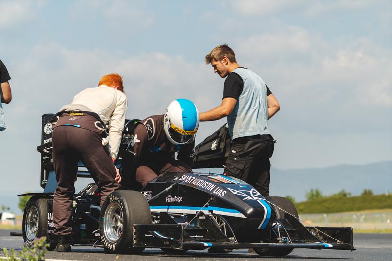 Studierende der Hochschule für Angewandte Wissenschaften in Sankt Augustin haben den Renwagen konstruiert und gebaut. 